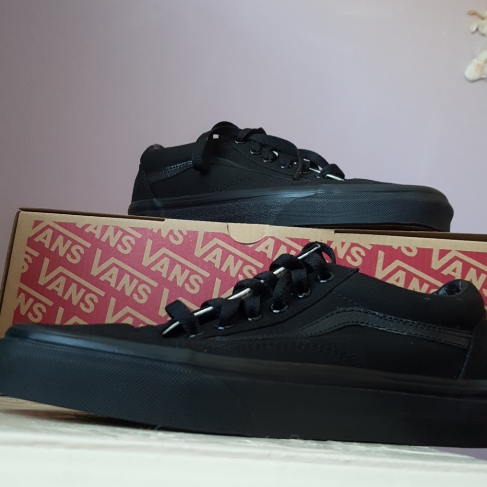 All Black Unisex Vans Ward Low Top Sneakers